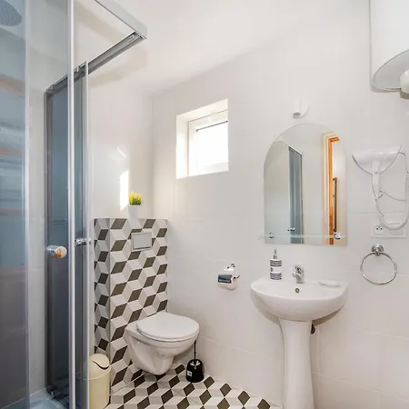 Lovingly Furnished 2 With Terrace, Appartamento